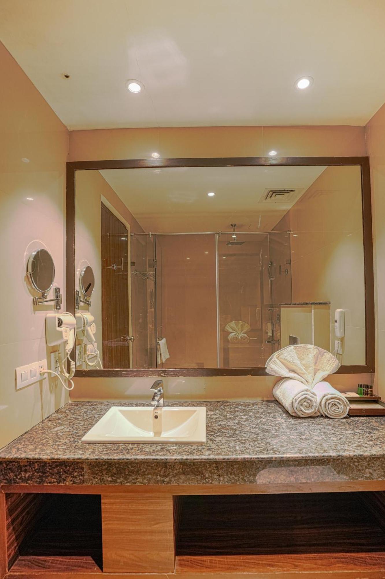 Hotel Himalayan Monal By Blueko Hotels Manāli Exterior foto